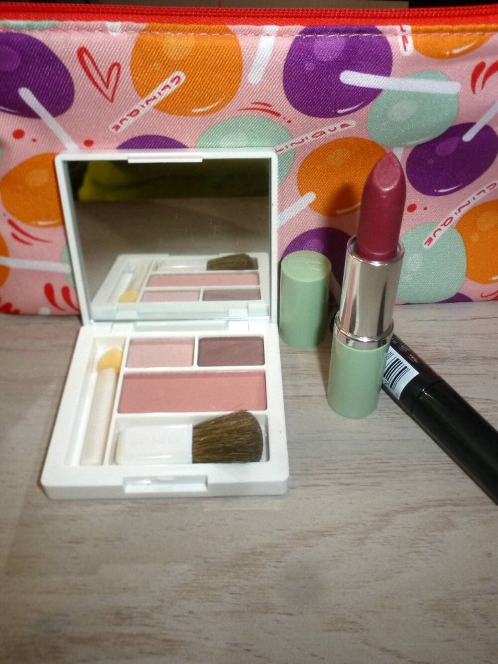 Clinique Gift Set - Raspberry Glace Lipstick, Color Compact, Mascara & Bag